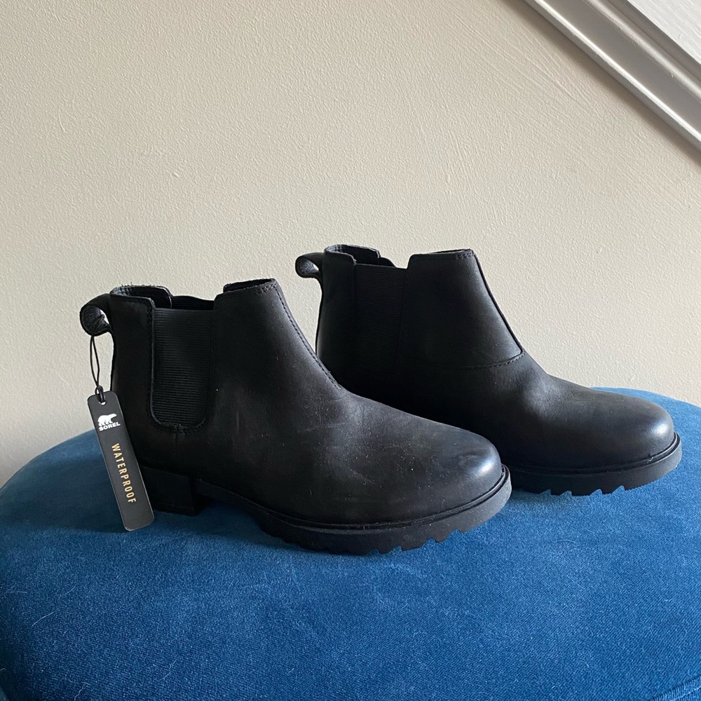 Sorel Emelie II Chelsea Boot — size 7. New with tags. Black waterproof material.